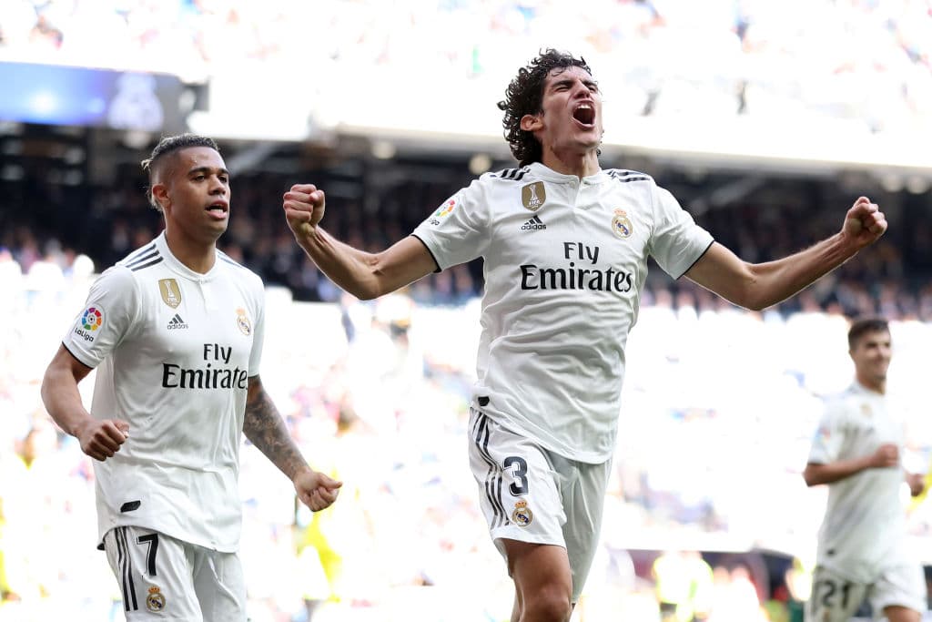 Así festejaba Vallejo para el Real Madrid celebrates el 2-0 a minutos antes del descanso mientras el Bernabéu se volcaba en vítores.
