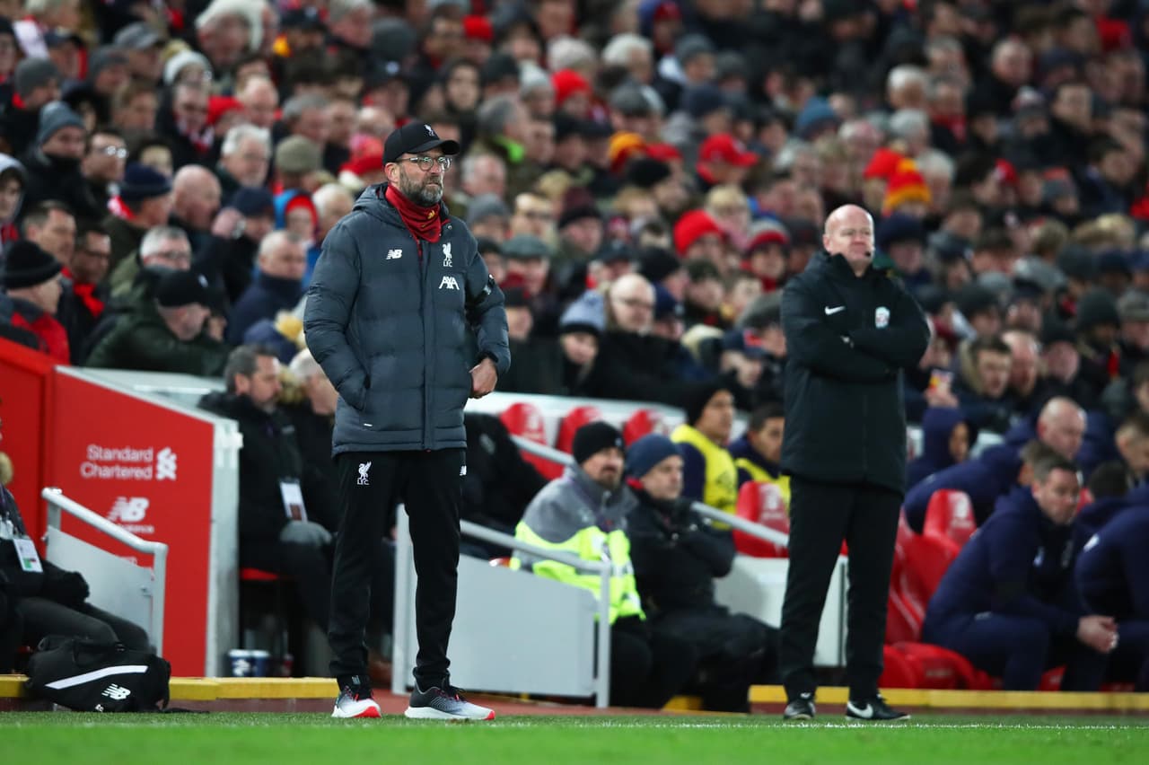 Jurgen Klopp lucía muy tenso en el banquillo de los locales.