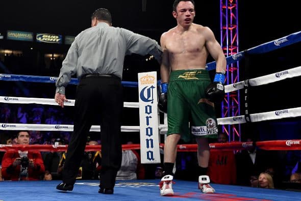Chávez Jr. fue a su esquina, ahí dijo que detuvieran la pelea, argumentó tener problemas en las piernas.
