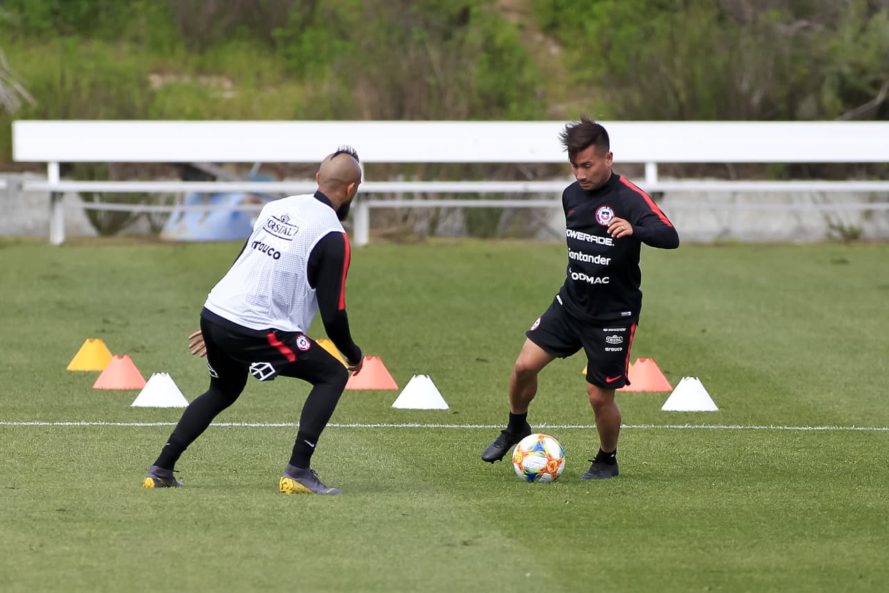 Chile, con Arturo Vidal a la cabeza y bajo la batuta del colombiano Reinaldo Rueda, prepara su choque contra México, al que espera volver a vencer ahora que está Gerardo Martino como técnico.