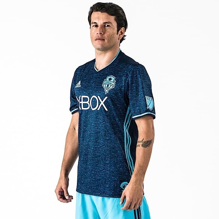 En el interior del cuello aparece la leyenda "Sky of Blue, See of Green" (azul del cielo, verde del mar)