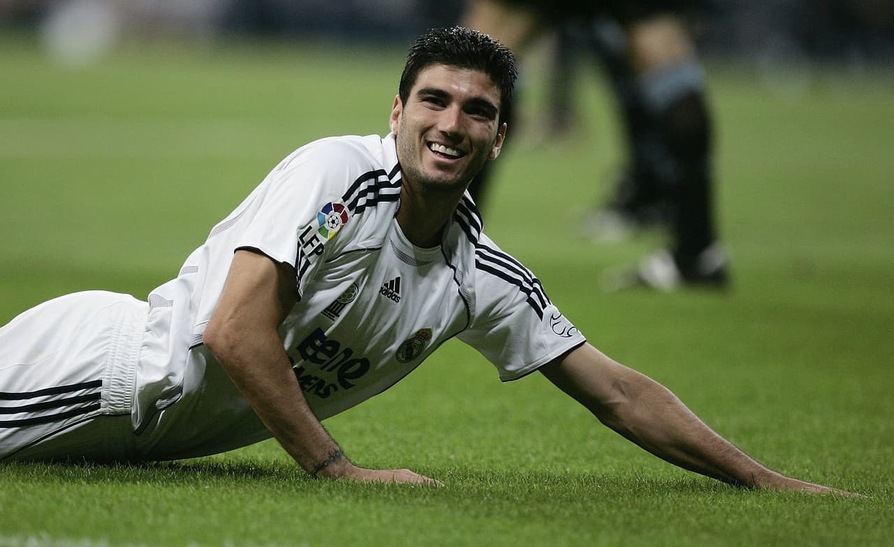 Gracias a su rendimiento en Inglaterra el Real Madrid se fijó en él para acompañar a su equipo de galácticos en el 2006.