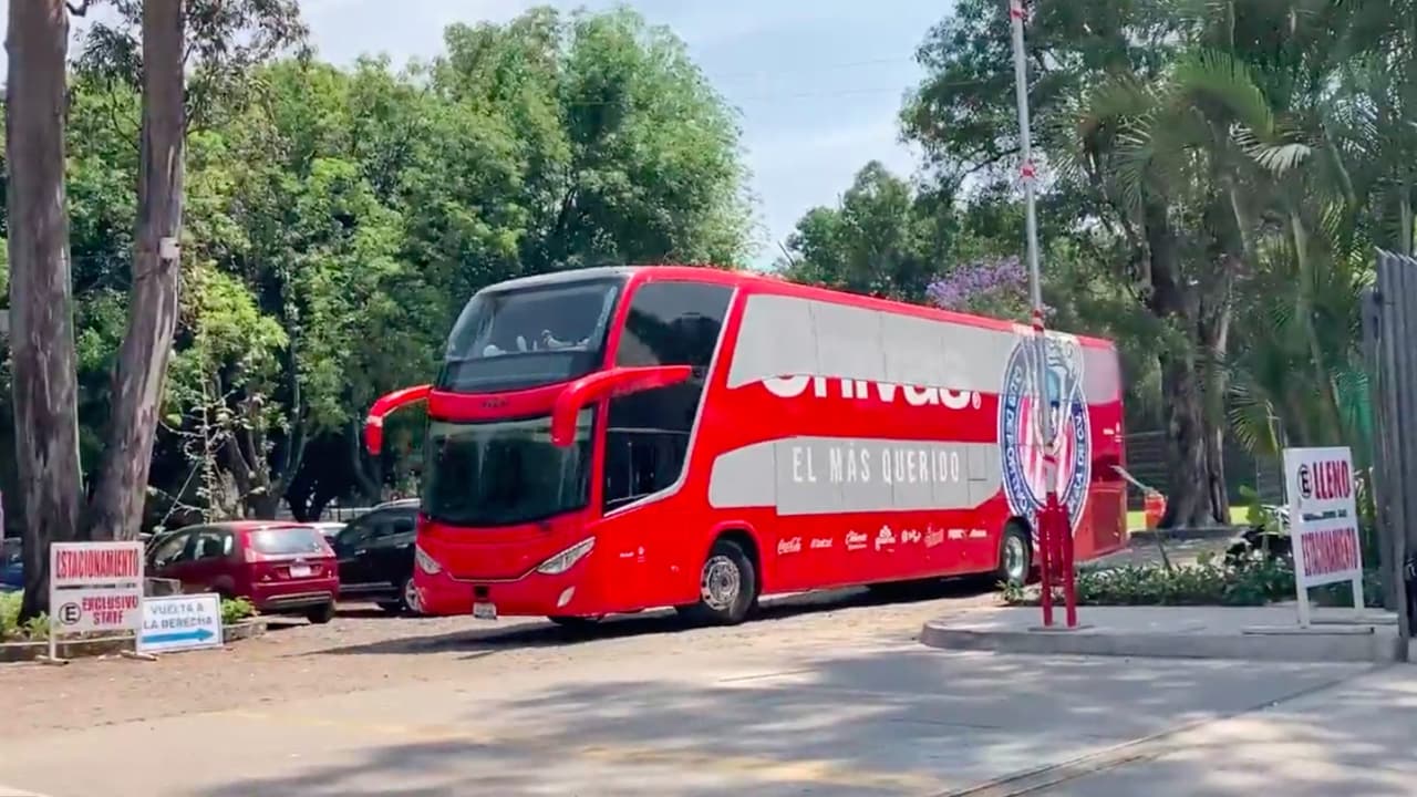 Chivas sufre percance y retrasa su llegada a Toluca