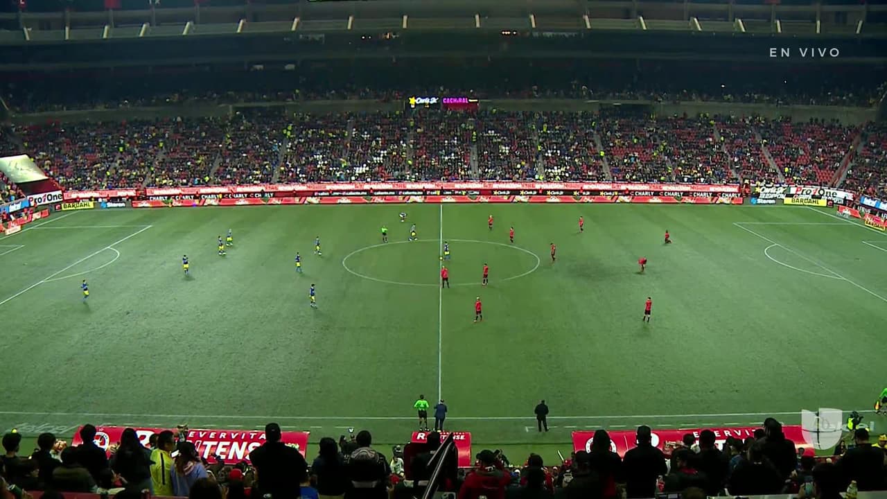 Arranca el partido y la pelota está en juego.