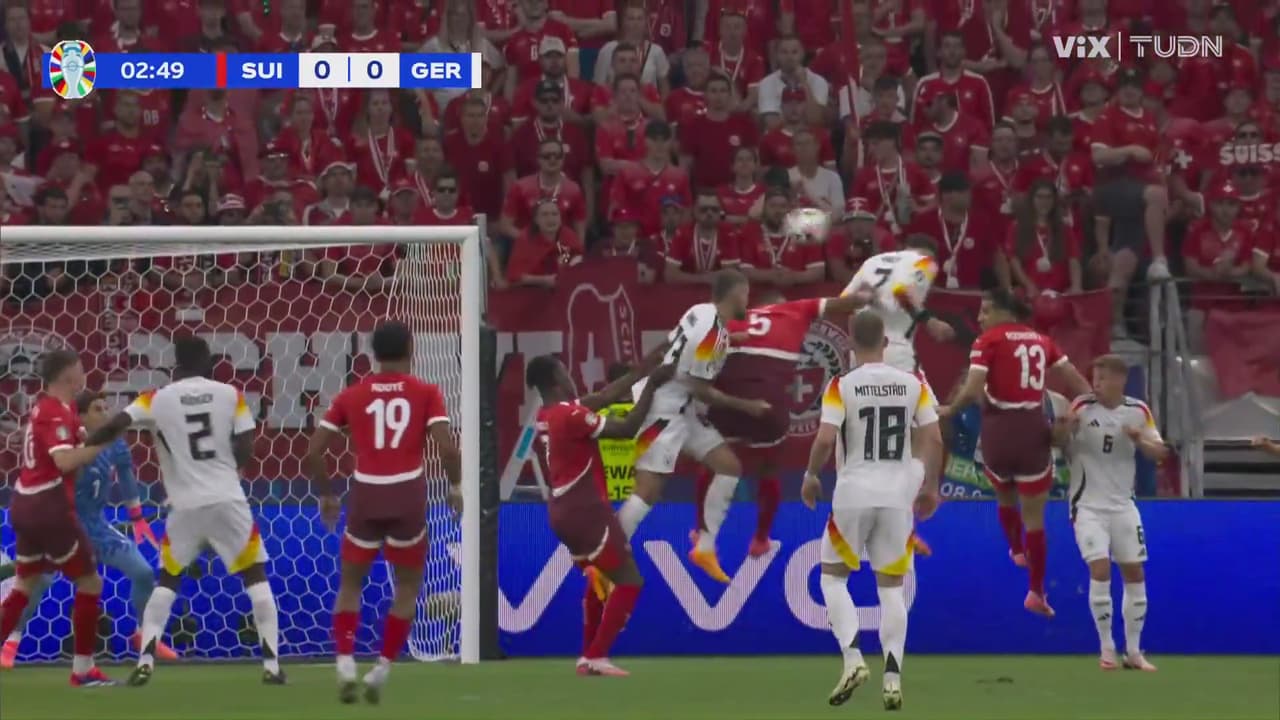 ¡Cabezazo de Havertz que va directo a las manos de Sommer!