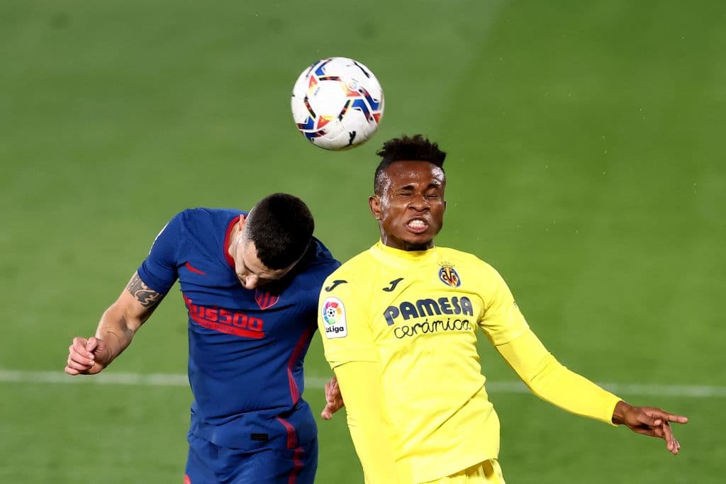 Atletico Madrid's Spanish defender Mario Hermoso (L) and Villarreal's Nigerian midfielder Samuel Chukwueze jump for the ball during the Spanish league football match between Villarreal CF and Club Atletico de Madrid at La Ceramica stadium in Vila-real on February 28, 2021. (Photo by JOSE JORDAN / AFP) (Photo by JOSE JORDAN/AFP via Getty Images)