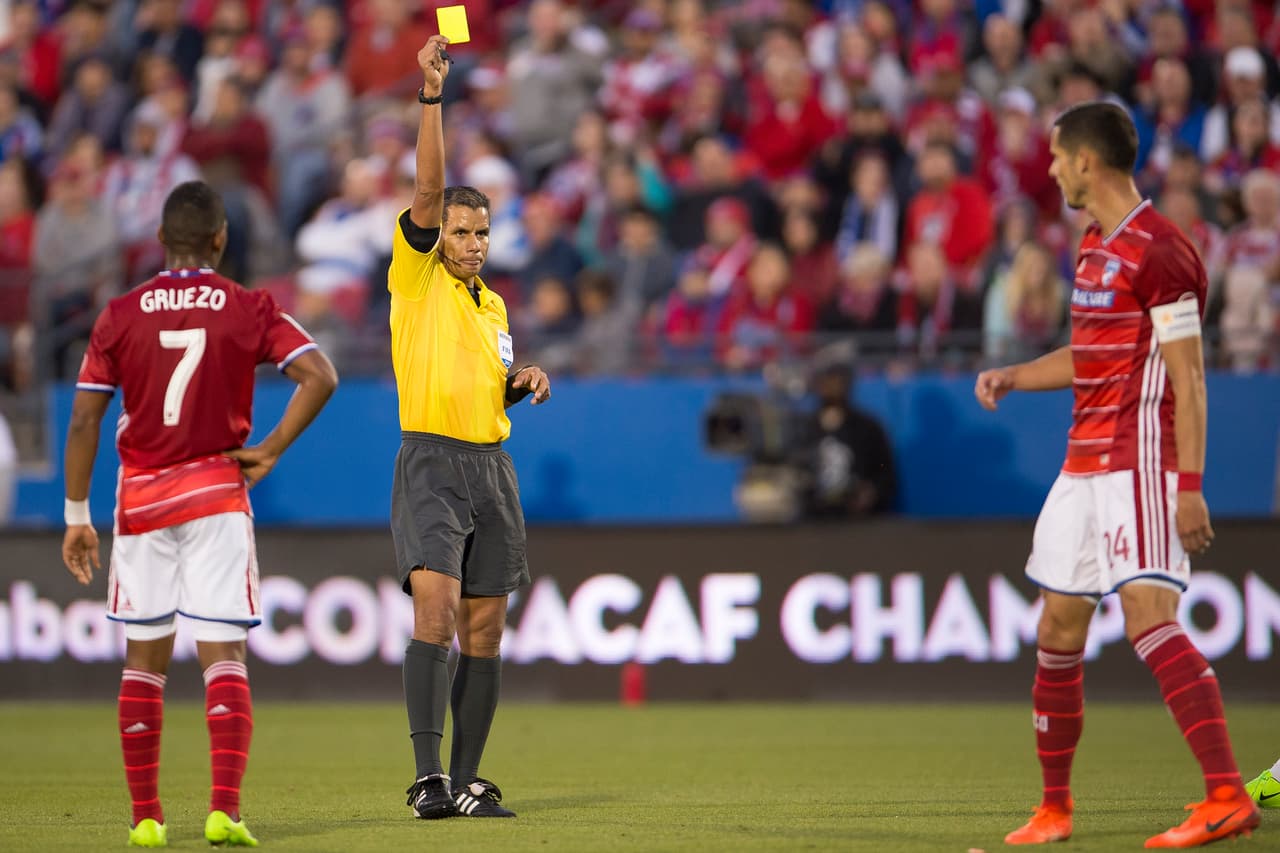 El panameño John Pitti Hernández amonestó a Matt Hedges, Hernán Grana, Carlos Gruezo, John Stefan Medina, Óscar Murillo y Jorge Daniel Hernández.