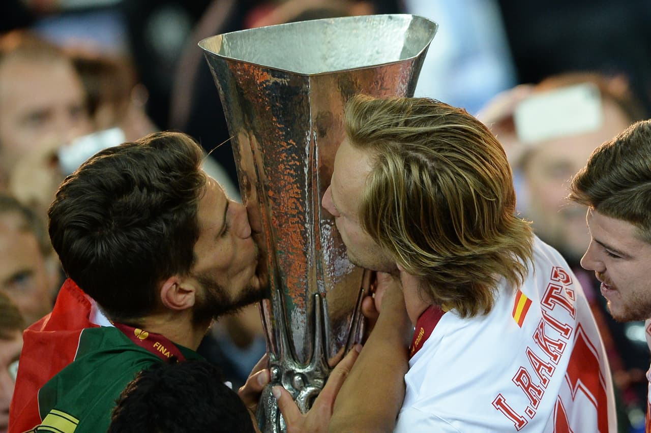 Besar los trofeos es una manera de celebrar los títulos. Vale advertir que tras esta foto, el croata Iván Rakitic también besó a su compañero en medio de la emoción.