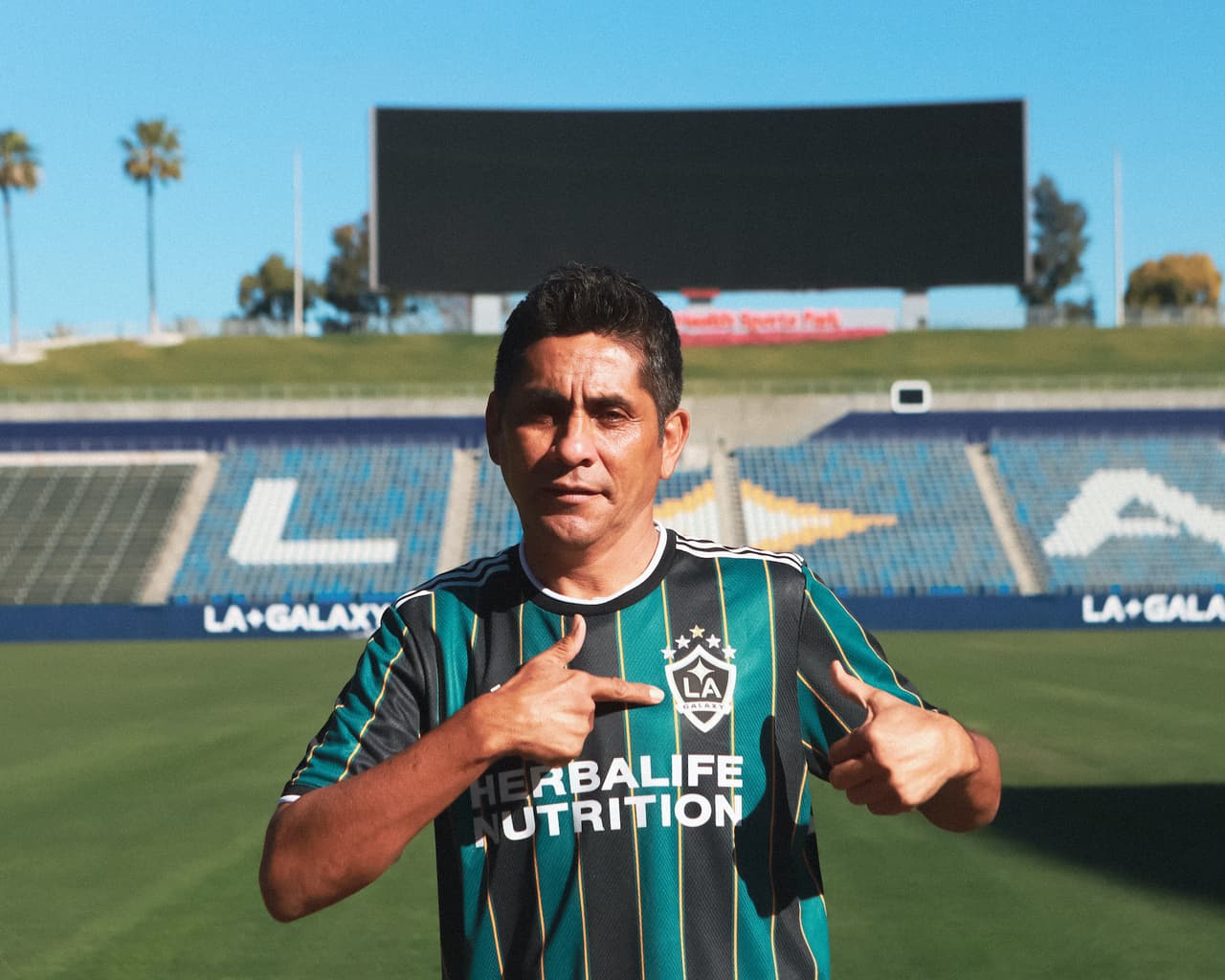 Es una combinación de colores que lució el mismísimo Jorge Campos en la temporada de 1997.