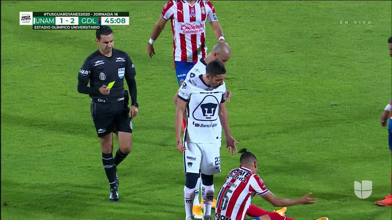 Tarjeta amarilla. El árbitro amonesta a Juan Pablo Vigón de Pumas UNAM.