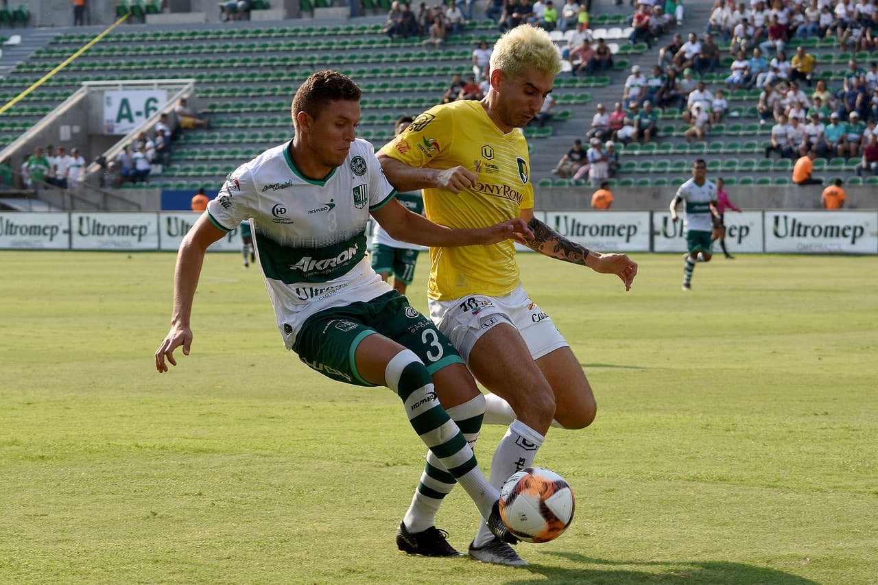 José Ramírez y Franco Faria durante el juego de vuelta de los Cuartos de Final del torneo Clausura 2019 del Ascenso MX.