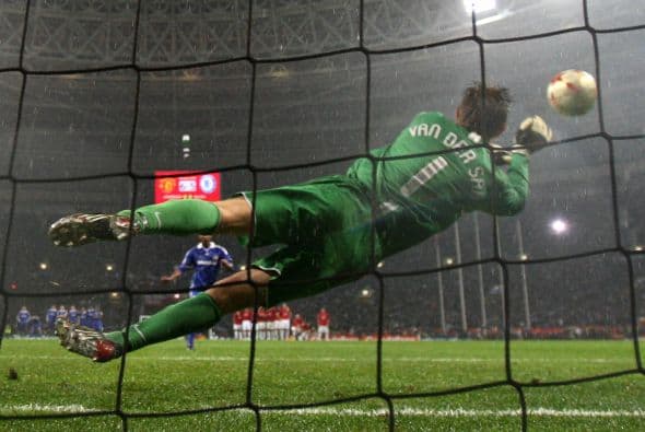 Manchester United enfrentó a Chelsea, con el que empató 1-1 en el tiempo regular y en los penatis el espigado arquero demostró sus reflejos.