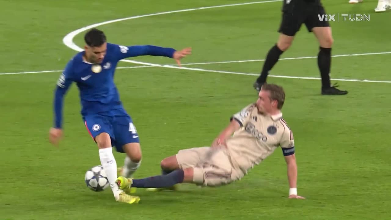 ¡Kenneth Taylor se va expulsado por una entrada criminal sobre Facundo Buonanotte!