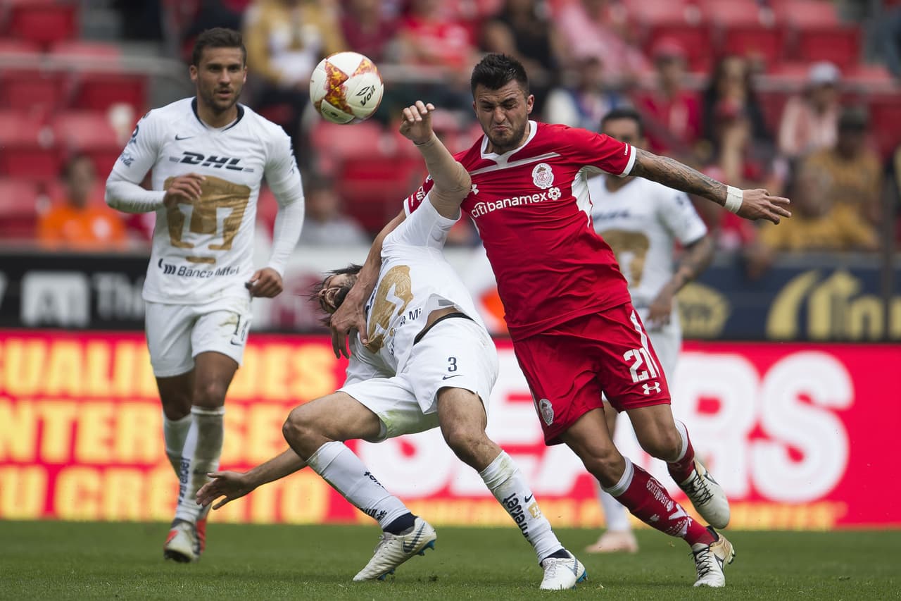En los minutos finales, el Toluca arremetió en busca del empate, pero las opciones como esta que intentó el argentino Enrique Triverio (derecha) no terminó en la red.