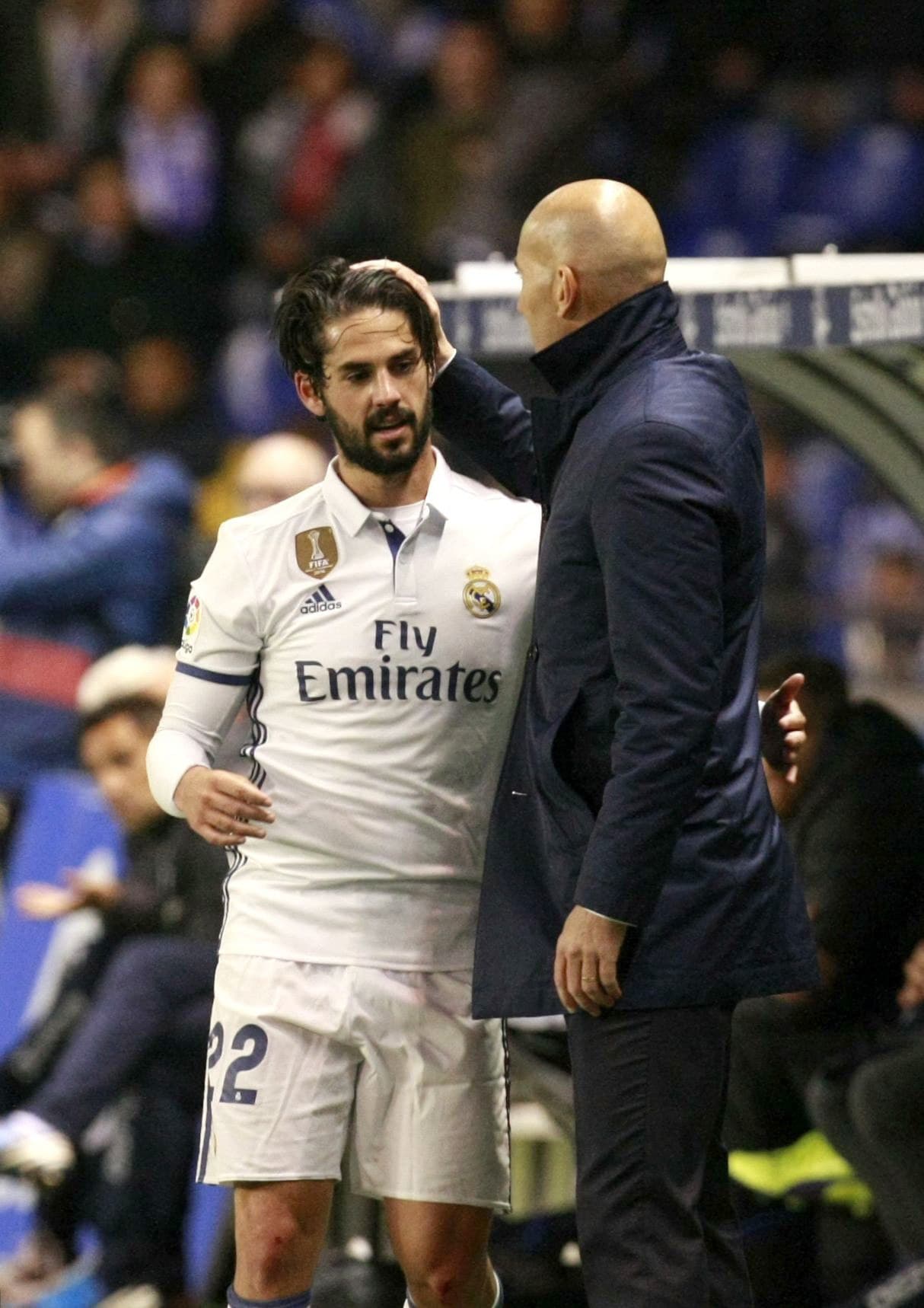 Zidane le dio descanso al final a Isco para los aplausos de la afición madridista que acompañó al equipo hasta Coruña.