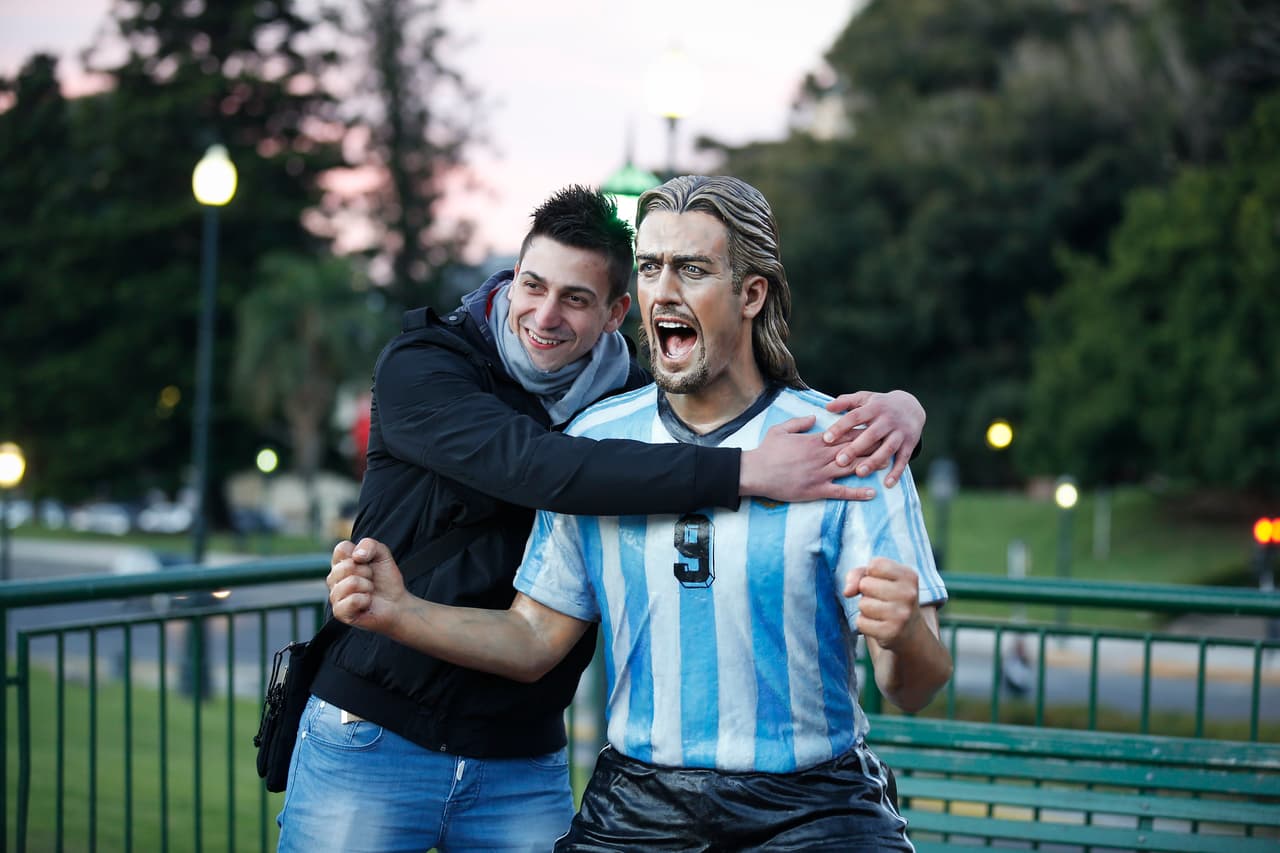 El máximo goleador de Argentina en las Copas del Mundo está ubicado en el parque de Buenos Aires, Argentina, compartiendo un puesto junto a grandes futbolistas como es el caso de Maradona y Messi.