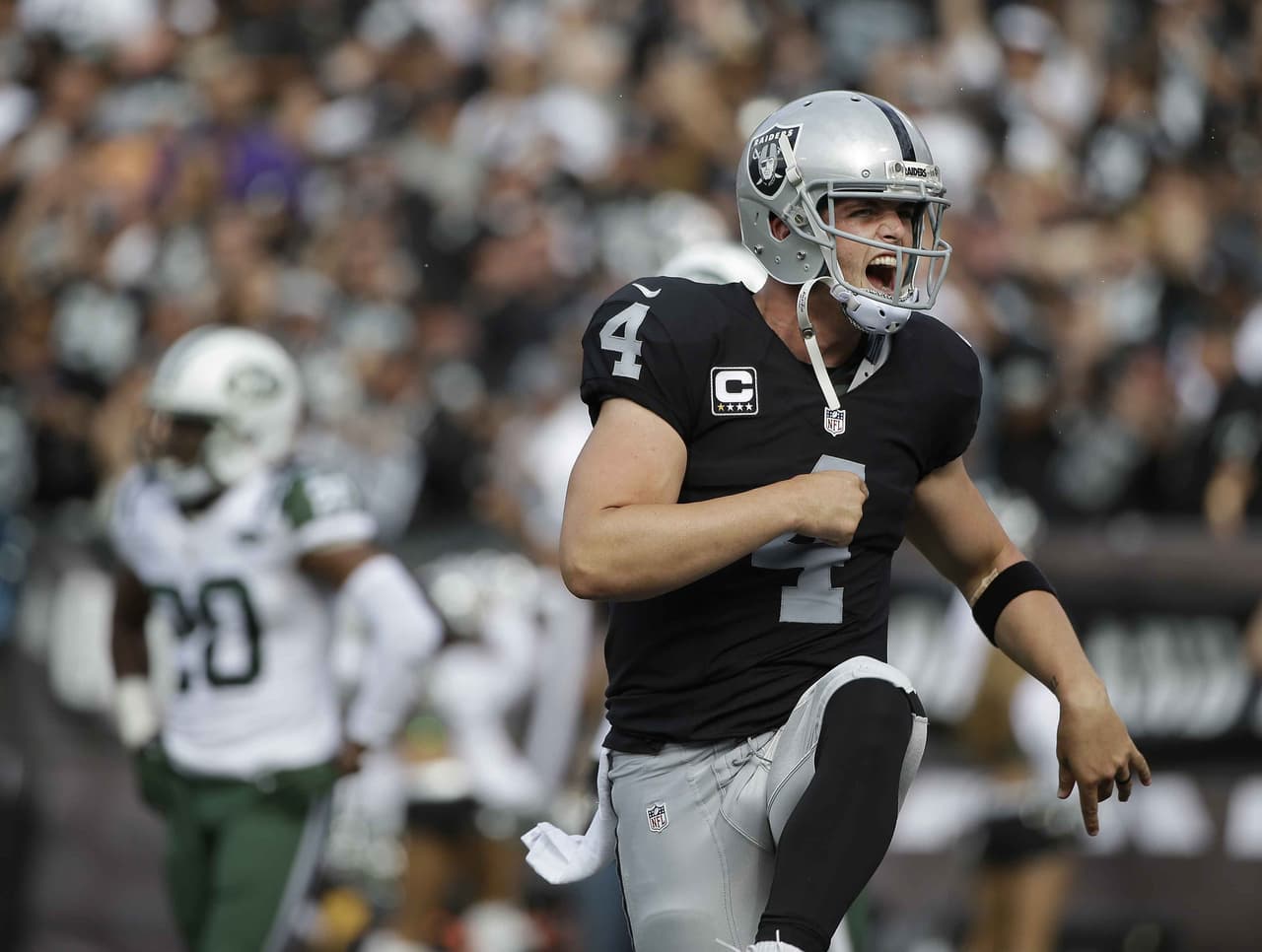 Derek Carr ligó grandes actuación al sumar cuatro pases de touchdown en el triunfo de los Raiders 34-20 sobre los Jets.