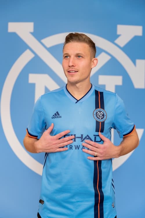 Colores que están bien presentes en la que es la tercera camiseta titular en la historia de NYCFC, con una banda vertical que atraviesa toda la camiseta a la altura del escudo.