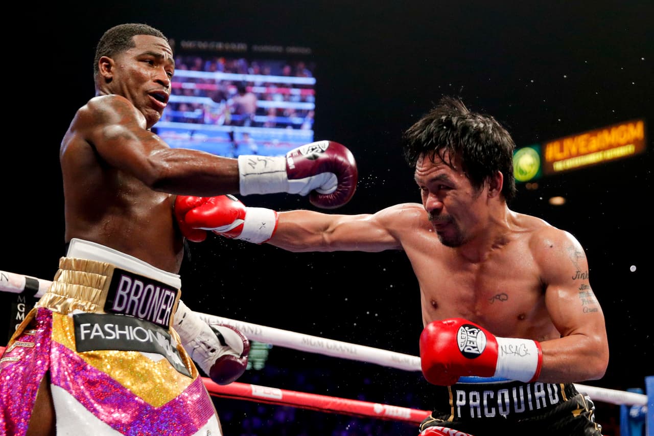 Sin embargo, Adrien Broner (izquierda) lograba en ocasiones mantener a distancia a su rival para evitar el nocaut.