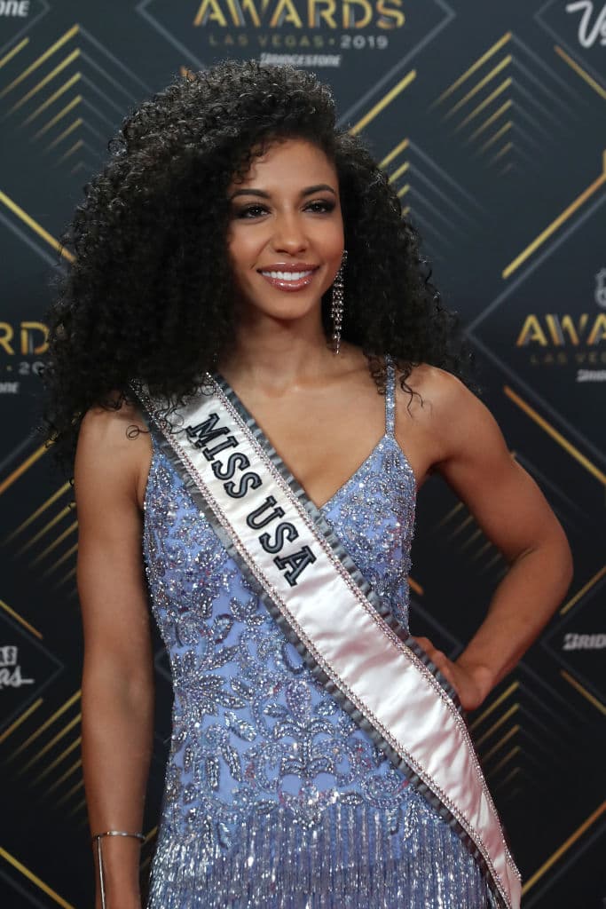 La ex Miss USA Cheslie Kryst murió el domingo por la mañana, dijeron su familia y el Departamento de Policía de Nueva York, que está investigando su muerte.