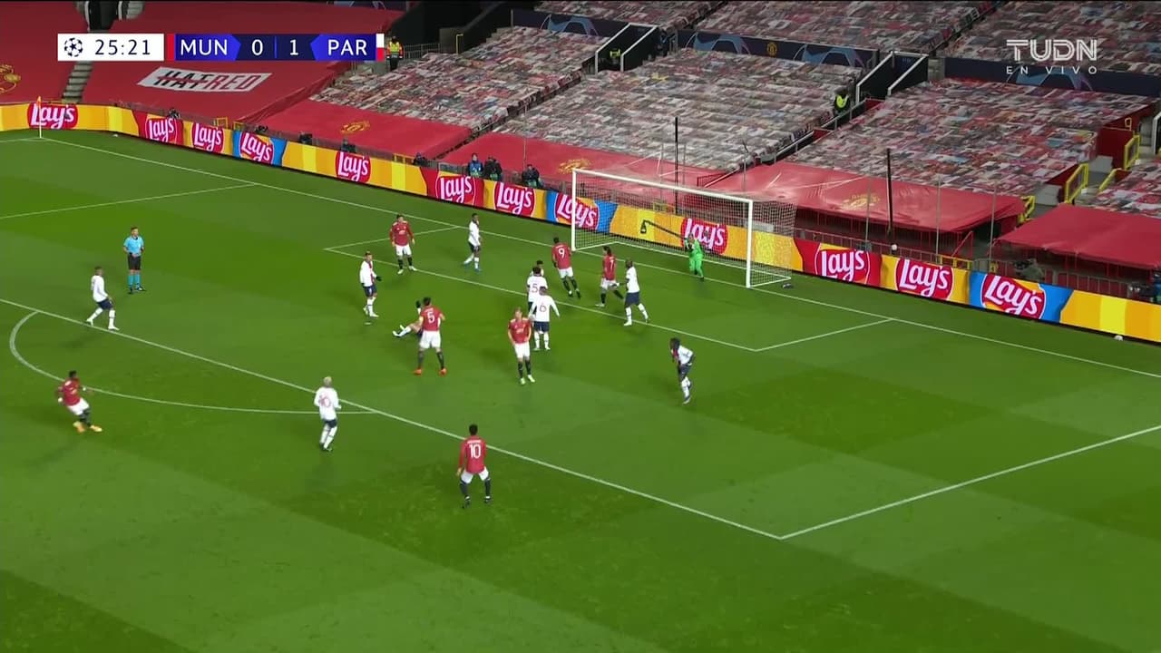 ¡TIRO ATAJADO! disparo por Scott McTominay.