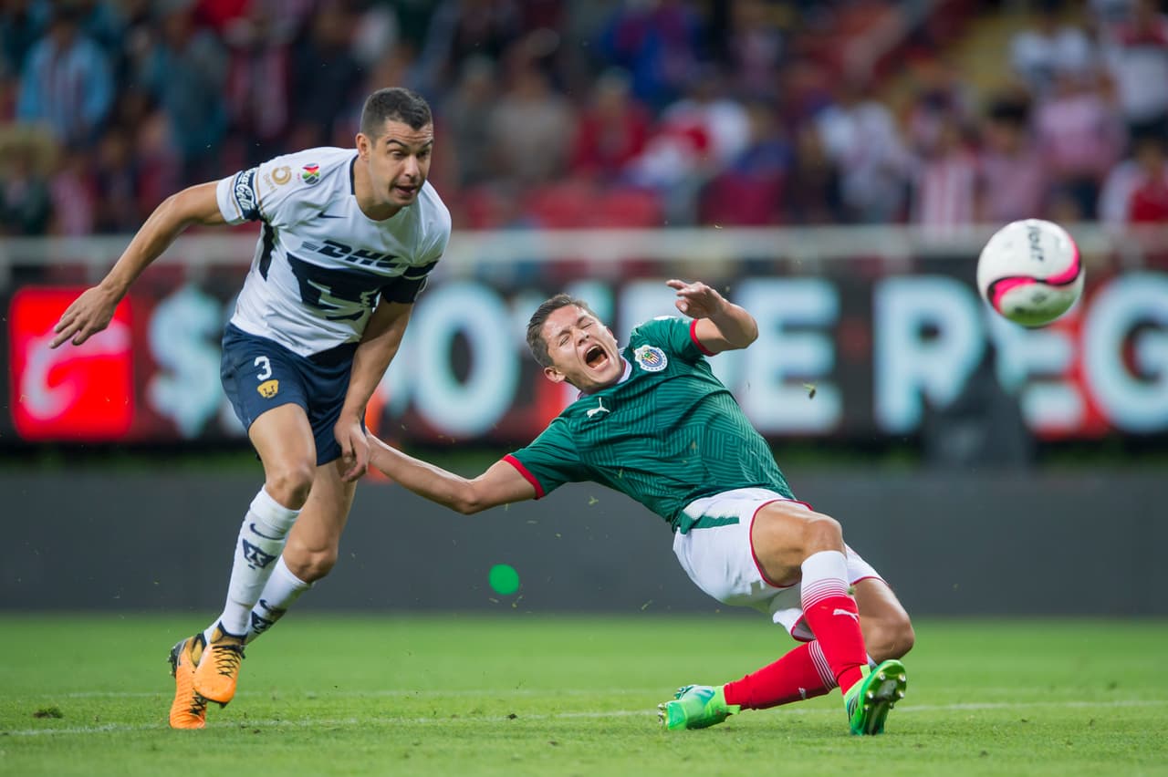 En duelo de desesperados, Chivas y Pumas empataron a 1 gol en partido de la Jornada 9