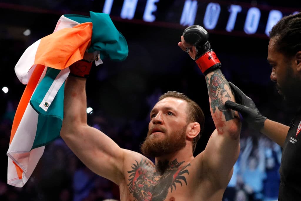 Conor McGregor regresó a la senda de la victoria después de derrotar a Donald Cerrone en 40 segundos.