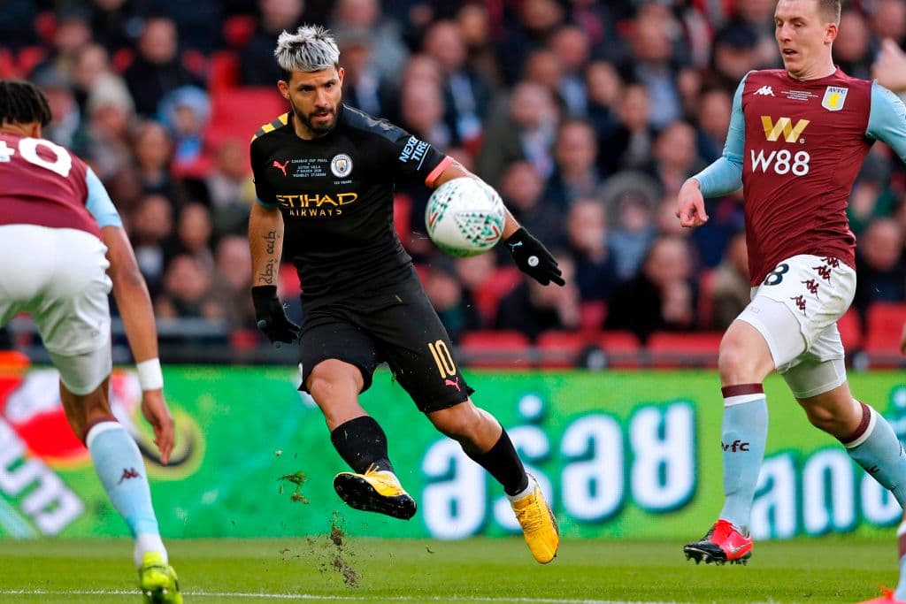 Agüero centra el balón luego de desbordar por la banda, pero no encuentra rematador.