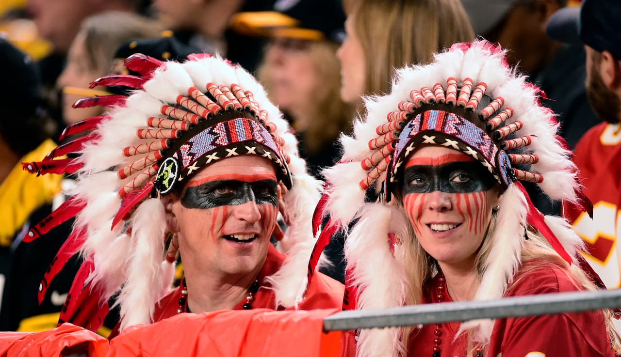 Los outfits, los gritos, las porras, carteles y autógrafos, todo lo que un fan NFL lleva a los partidos.