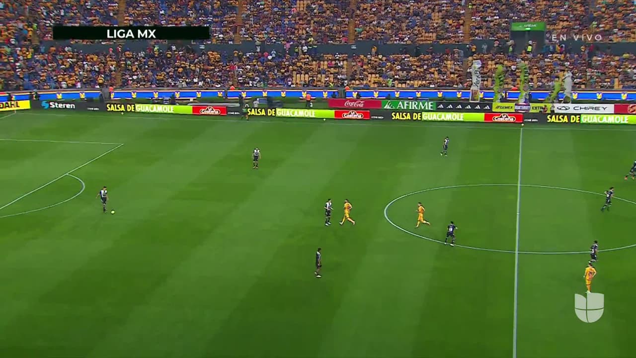 Arranca el partido y la pelota está en juego.