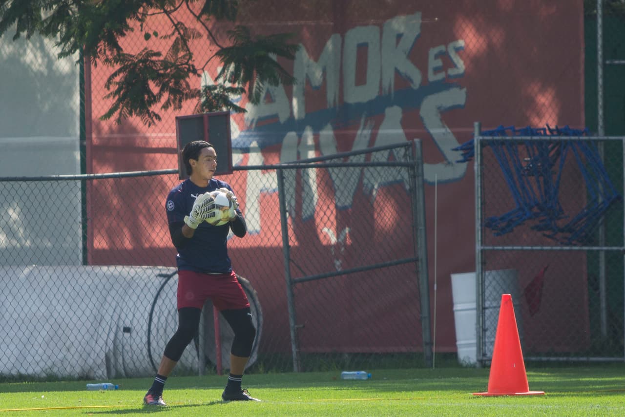 El entrenamiento de Chivas de Guadalajara estuvo marcado por el anuncio de que Oribe Peralta, goleador del gran rival América, será parte de la plantilla para el Apertura 2019.