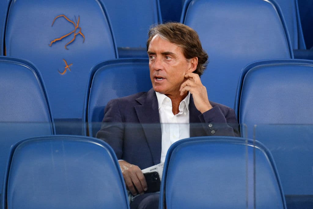 Roberto Mancini, entrenador de la Selección de Italia en las gradas para ver el juego.