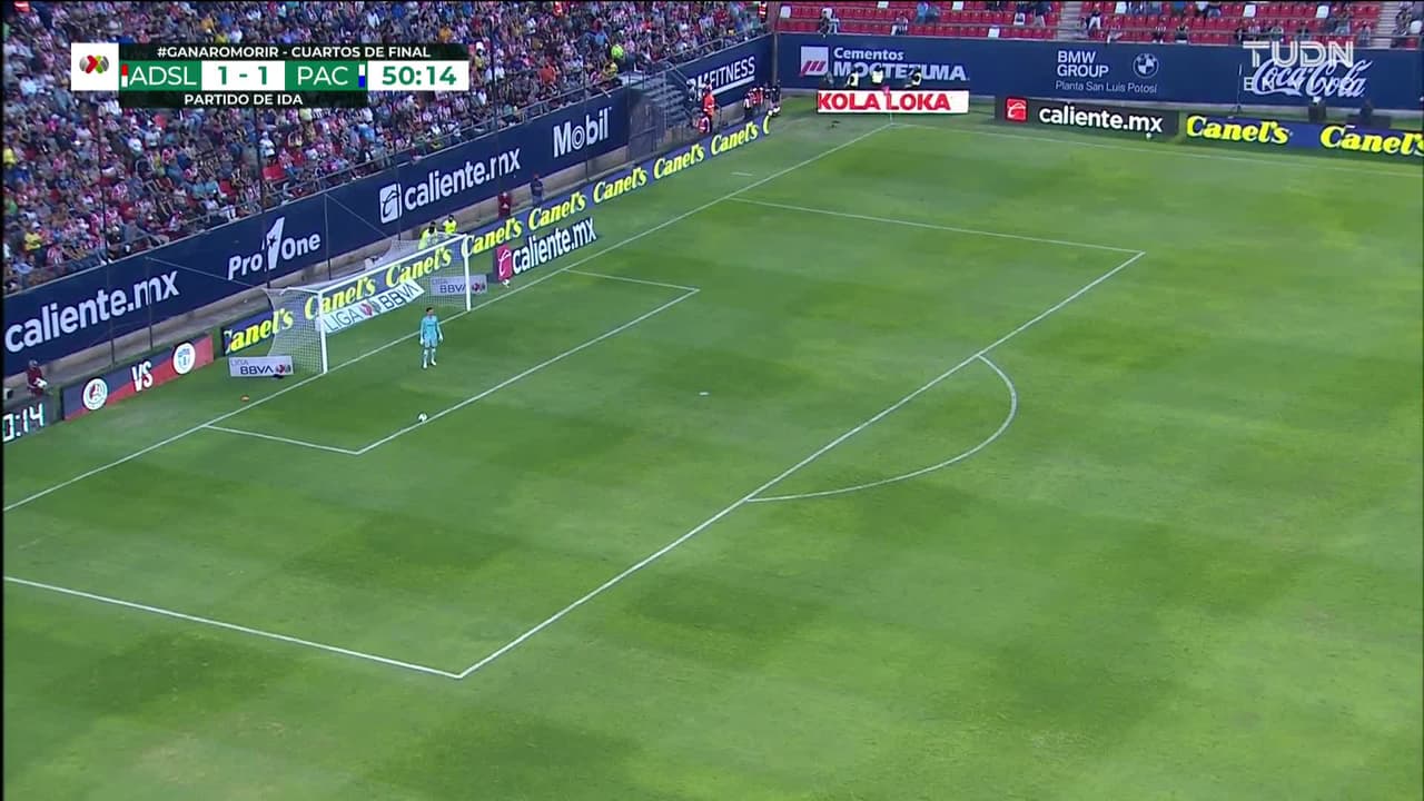 ¡TIRO ATAJADO! disparo por Germán Berterame.