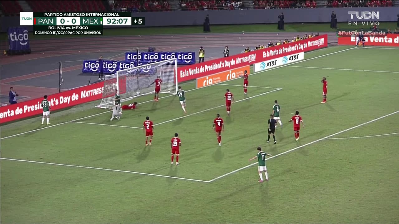 ¡GOL!  anota para México. Carlos Rodríguez