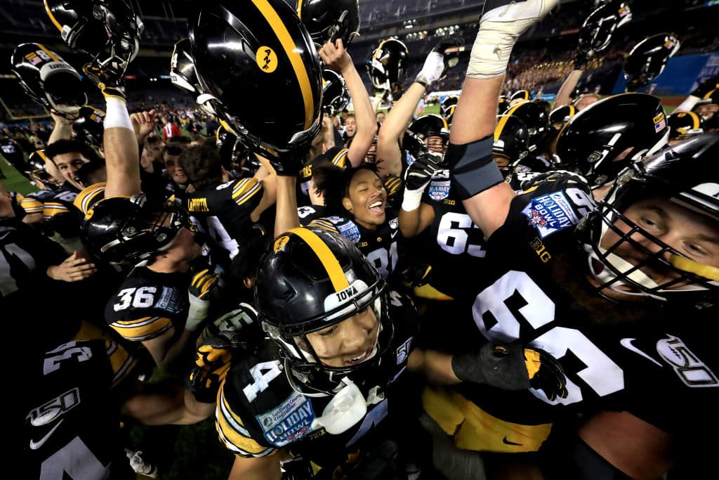 Los Iowa Hawkeyes celebran el triunfo ante los USC Trojans 49-24 en el San Diego County Credit Union Holiday Bowl.
