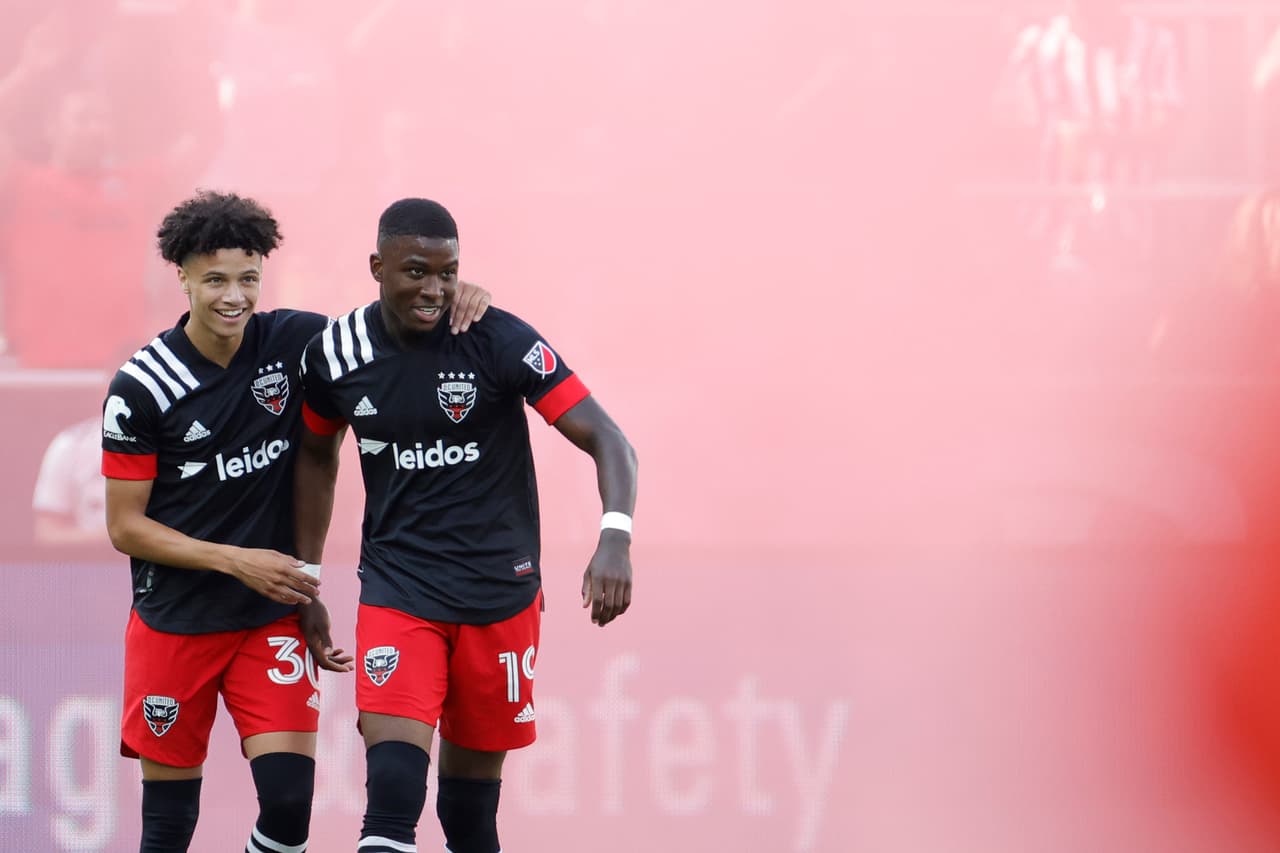 Ambos laterales en D.C. United impulsaron la gran victoria del equipo capitalino frente a Toronto FC. En la imagen está Kevin Paredes, una de la claves en el carril izquierdo.
<br>