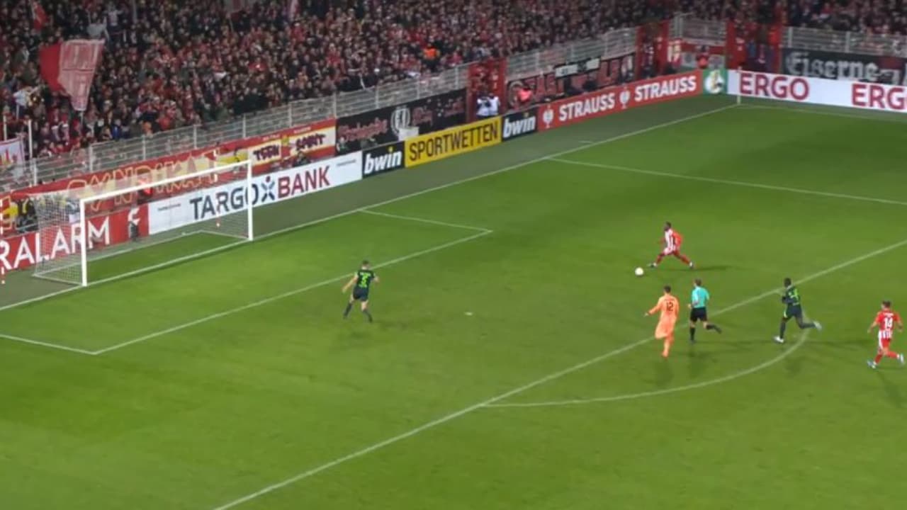 ¡Y no fue gol! La insólita falla sin portero en Alemania