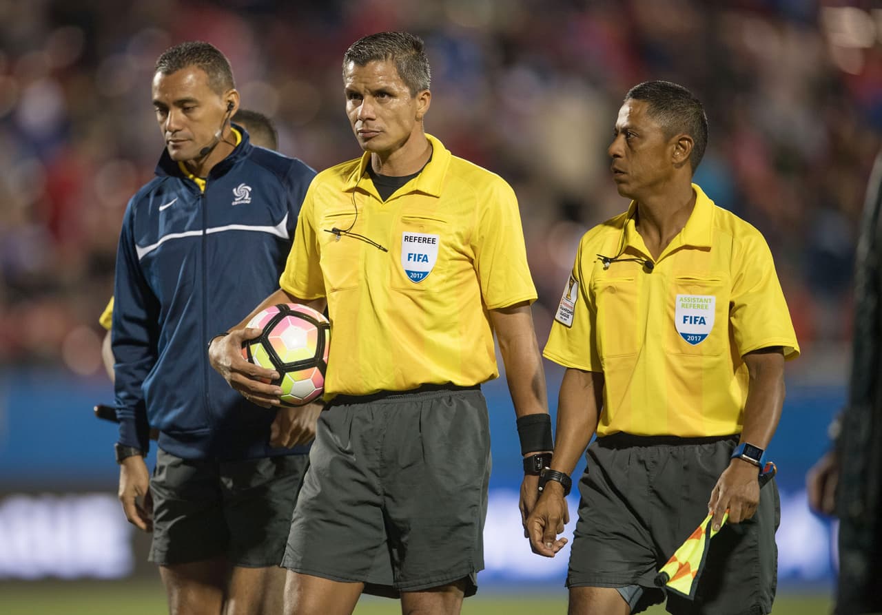 Los costarricenses le desearon a Pitti un muy buen partido, algo en lo que el juez panameño necesitará respaldo de sus asistentes.