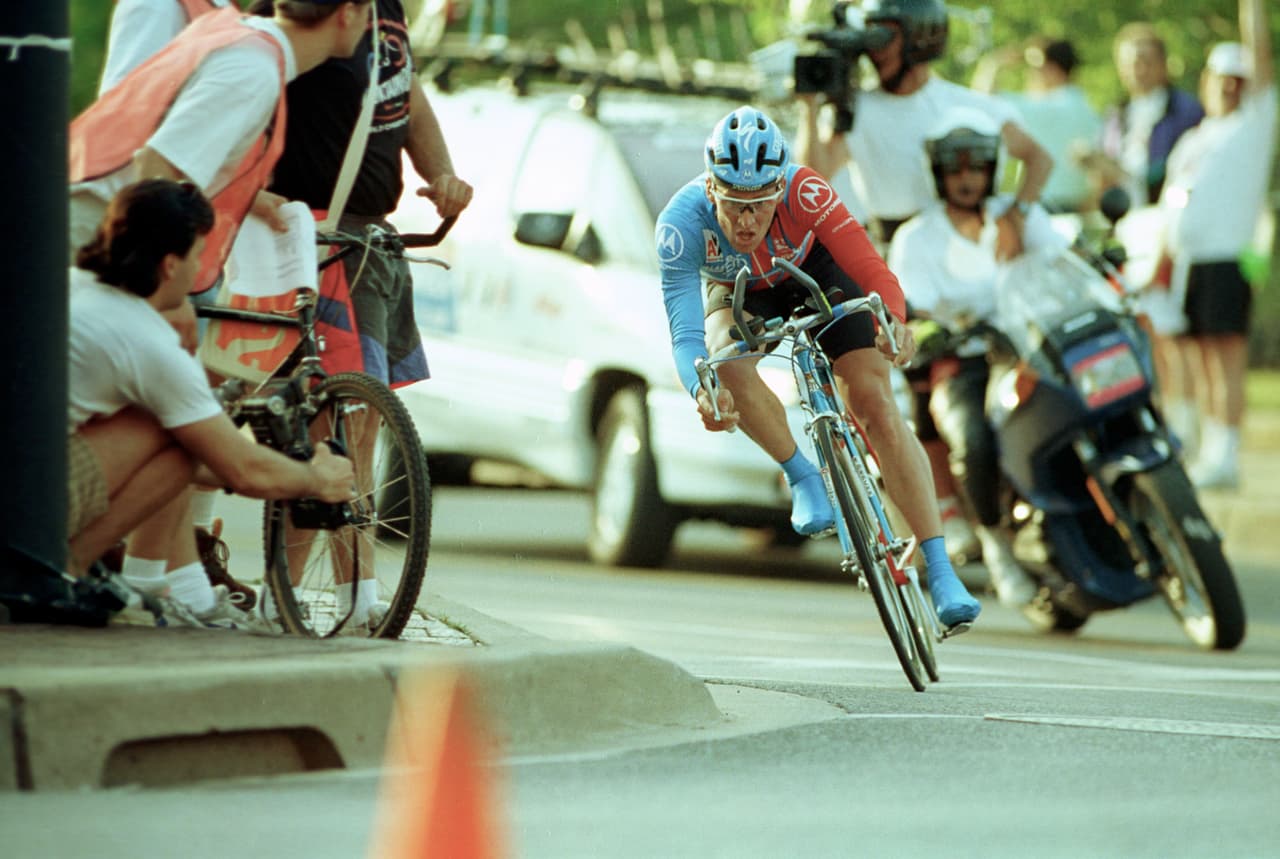 Armstrong comenzó muy joven en el triatlón, pero fue en el ciclismo donde mostró su mayor talento. Estuvo en Barcelona 92 en ese deporte y fue 14, actuación que le sirvió para fichar con Motorola.