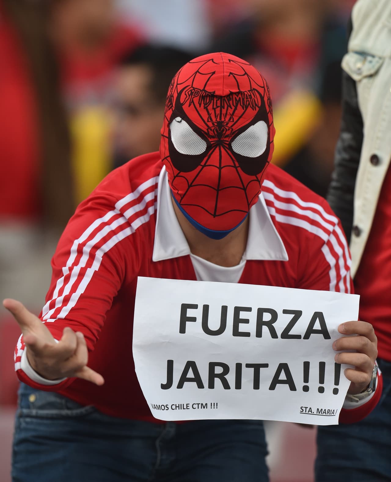 Pese a estar suspendido, Gonzalo Jara tuvo el apoyo de los aficionados que se encontraban en las gradas.