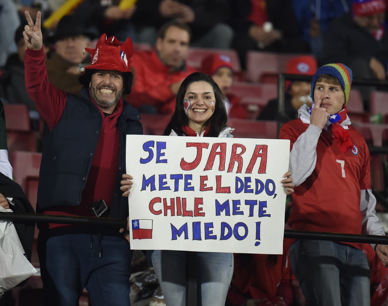Pese a estar suspendido, Gonzalo Jara tuvo el apoyo de los aficionados que se encontraban en las gradas.