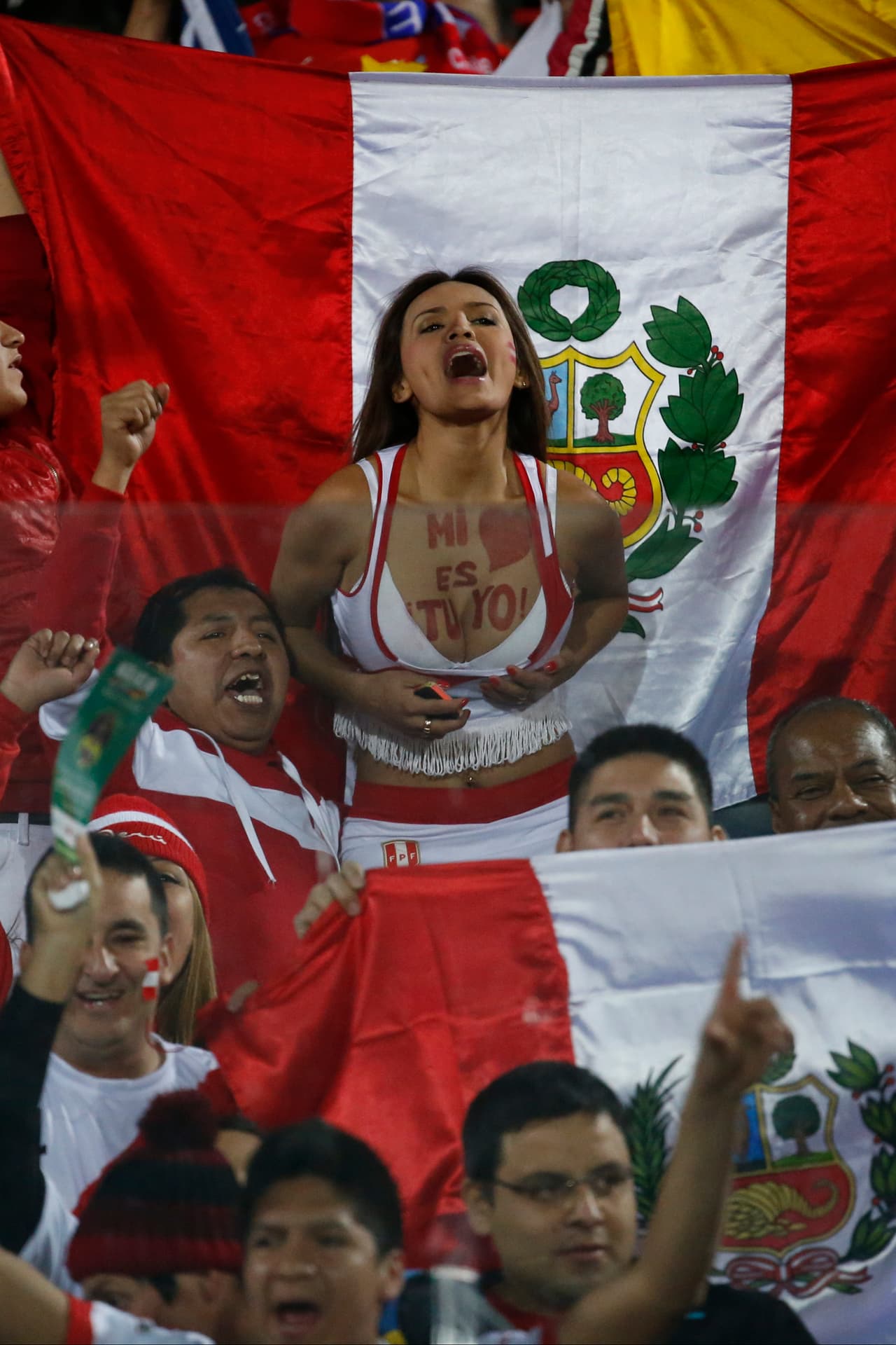 Las bellas aficionadas no podían faltar en las gradas.