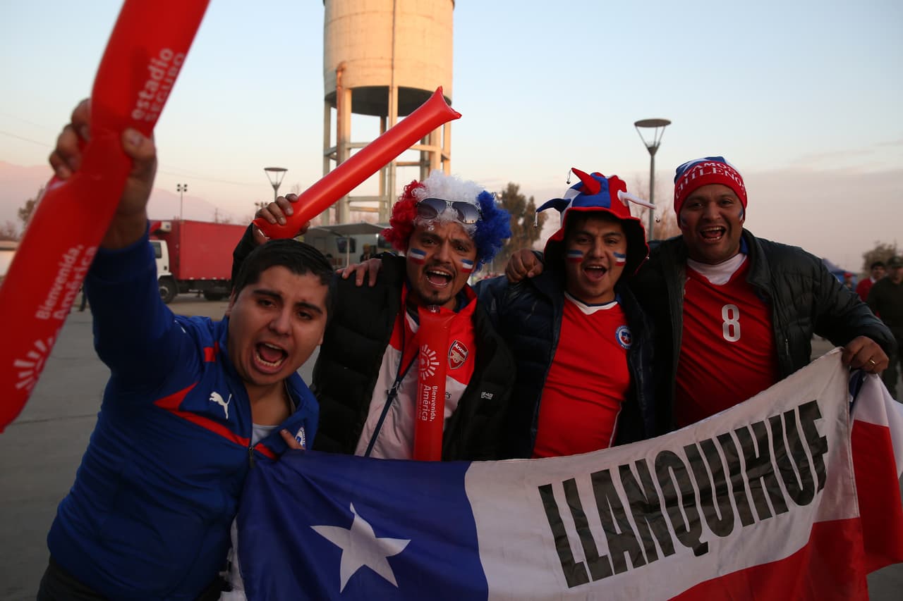 Previo al juego, se vivió un gran ambiente en los alrededores del Estadio Nacional de Santiago y dentro de las gradas del inmueble.