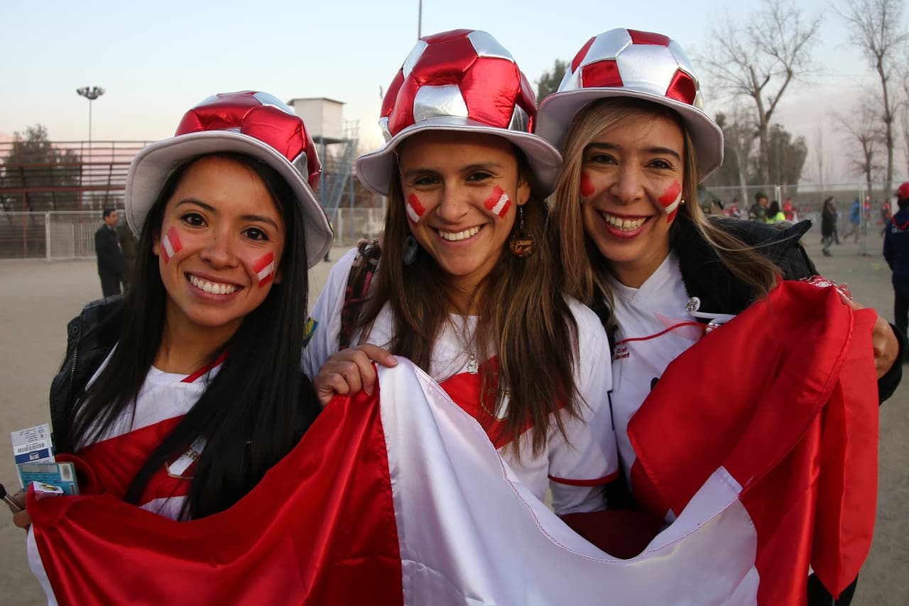 Previo al juego, se vivió un gran ambiente en los alrededores del Estadio Nacional de Santiago y dentro de las gradas del inmueble.