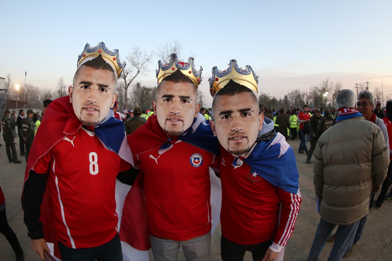 Previo al juego, se vivió un gran ambiente en los alrededores del Estadio Nacional de Santiago y dentro de las gradas del inmueble.