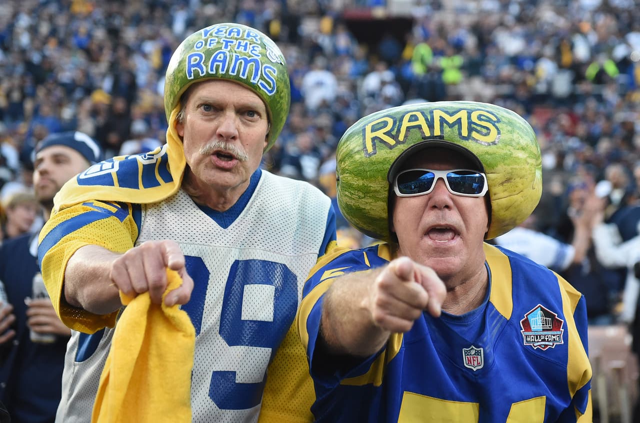 Los fanáticos de Los Angeles Rams apoyando a su equipo contra Dallas Cowboys.