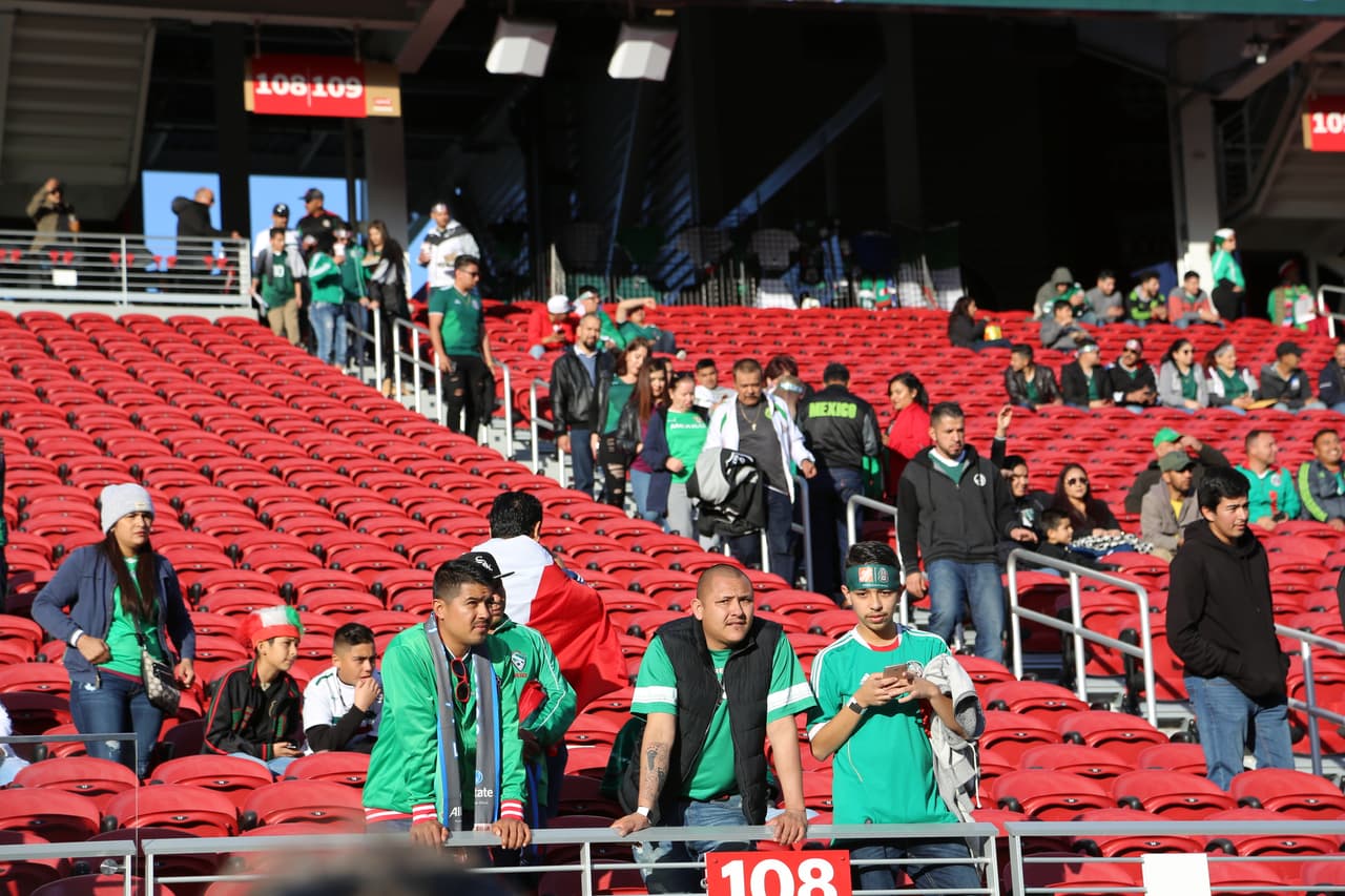 Seguimiento gráfico de los trabajos en cancha de los jugadores, las características del escenario y hasta la alegría de los asistentes en el Levi's Stadium en el partido de México contra Islandia.Seguimiento gráfico de los trabajos en cancha de los jugadores, las características del escenario y hasta la alegría de los asistentes en el Levi's Stadium en el partido de México contra Islandia.