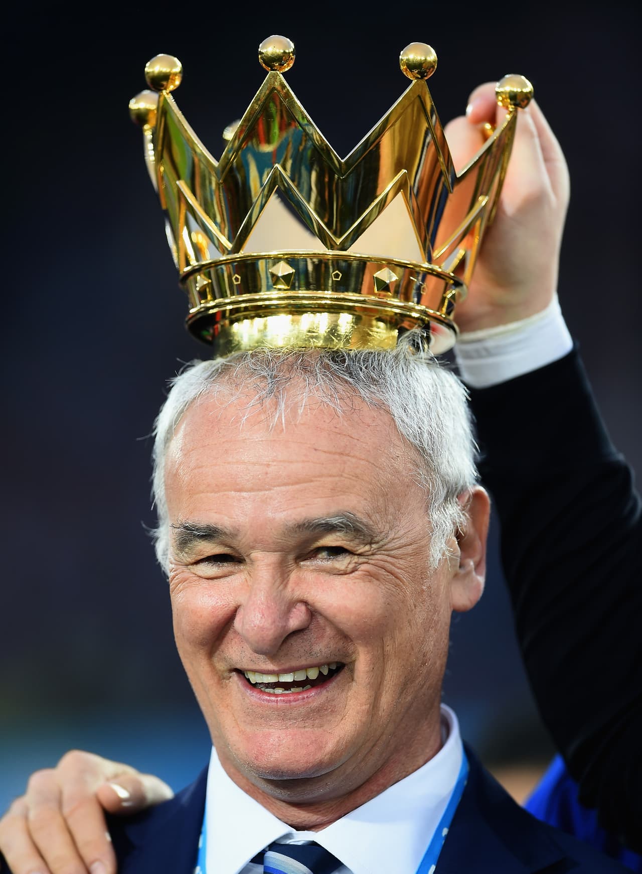 Leicester salió campeón por primera vez en 132 años de historia, una hazaña deportiva que ponía a Claudio Ranieri y sus jugadores en el foco del mundo.
