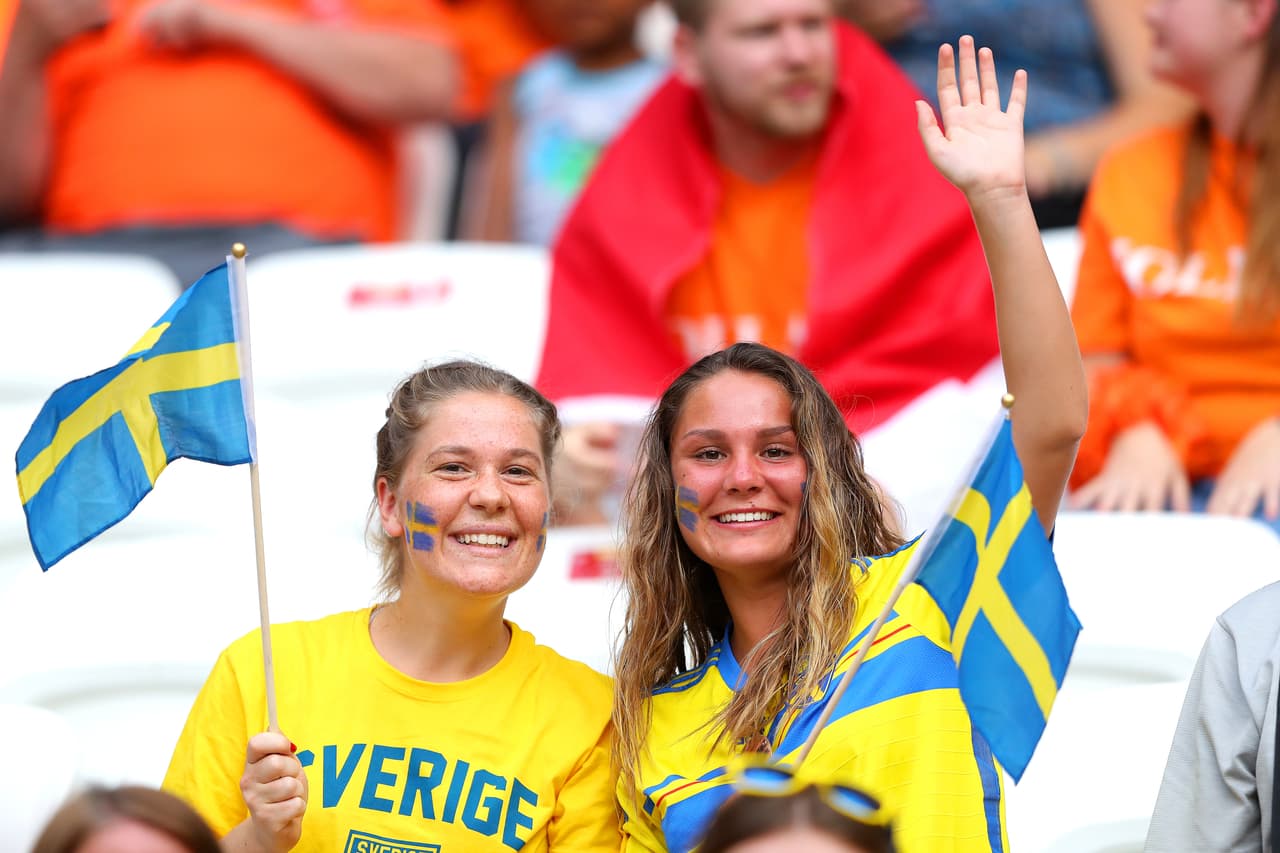 Después de la fiesta que montaron los fa´naticos de Estados Unidos, el turno este miércoles fue para los holandeses quienes fueron mayoría en el Stade de Lyon para el juego de Semifinales del Mundial Femenino ante Suecia.