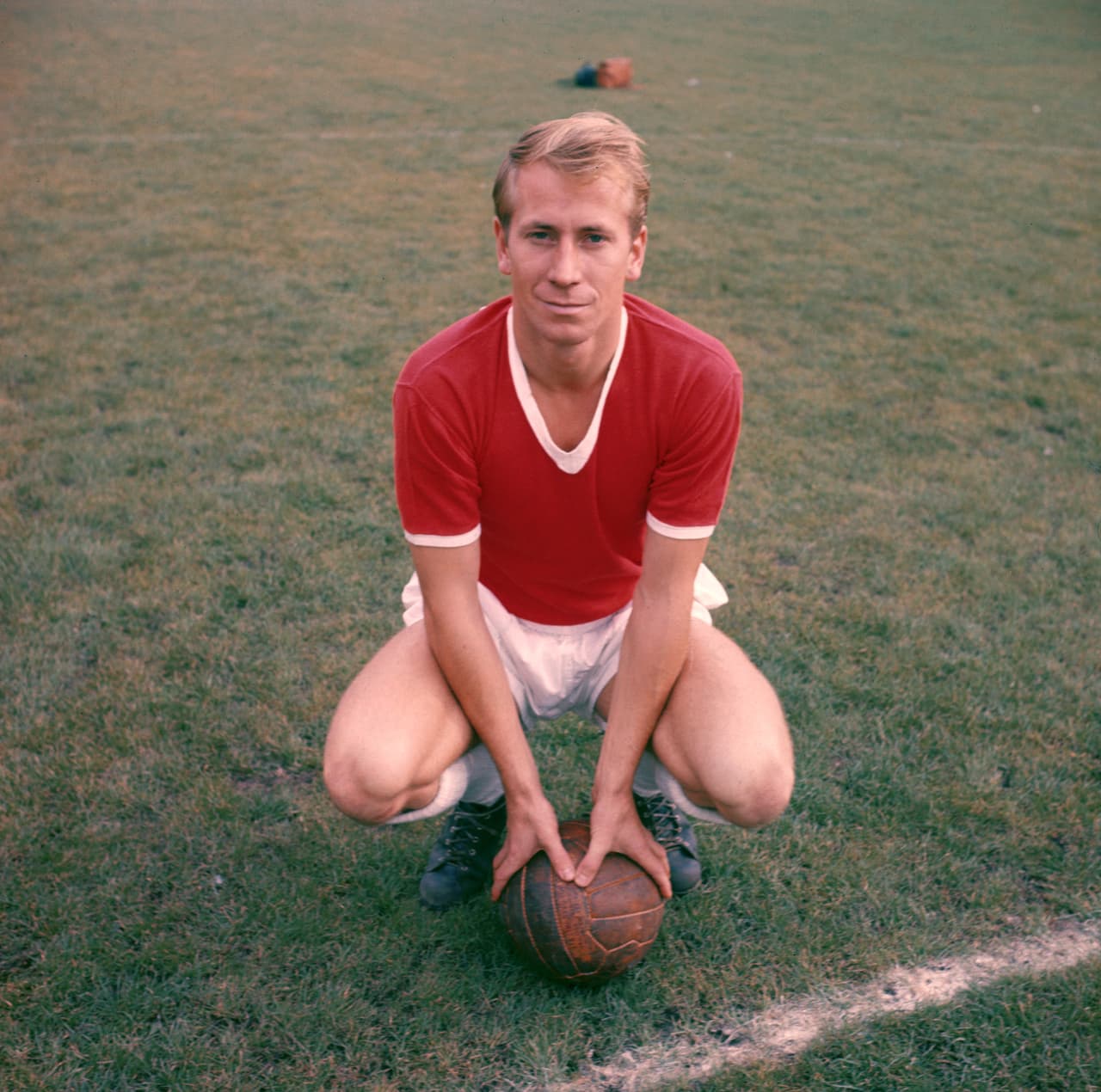 Bobby Charlton (Inglaterra) - Símbolo del Manchester United, considerado el segundo mejor jugador en la historia del fútbol inglés.